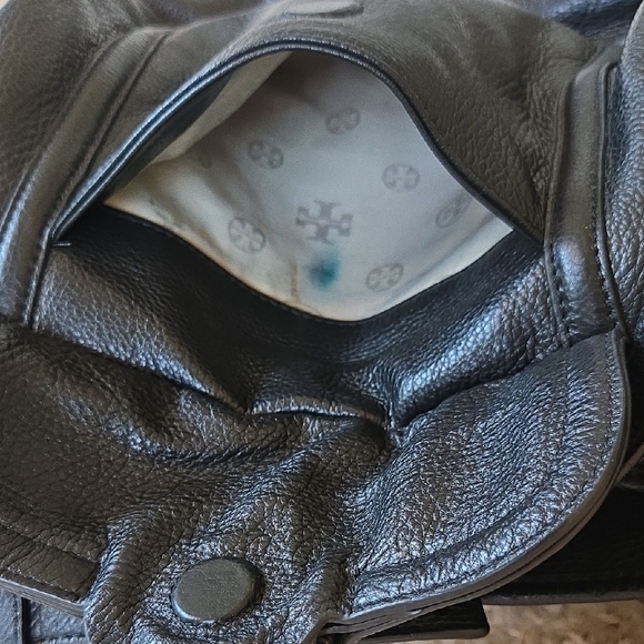 Tory Burch Black Leather Shoulder Bag with Gold Medallion - Picture 10 of 10